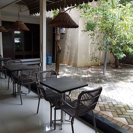 Krowi Inn Surabaya Exteriör bild