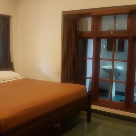 Krowi Inn Surabaya Exteriör bild