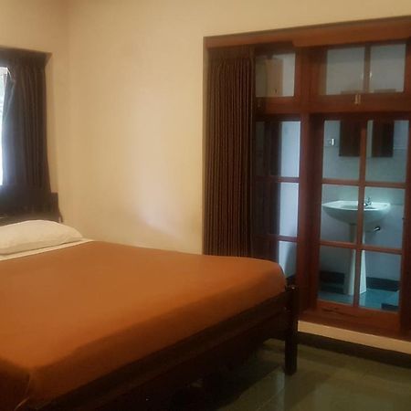 Krowi Inn Surabaya Exteriör bild
