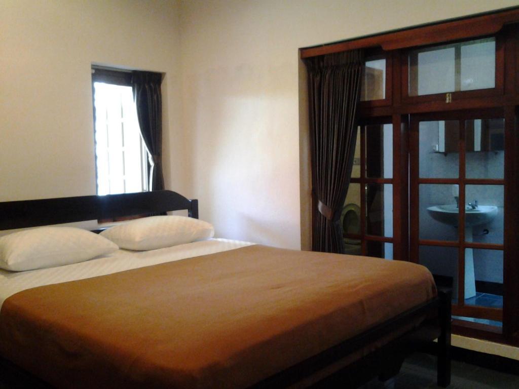 Krowi Inn Surabaya Exteriör bild