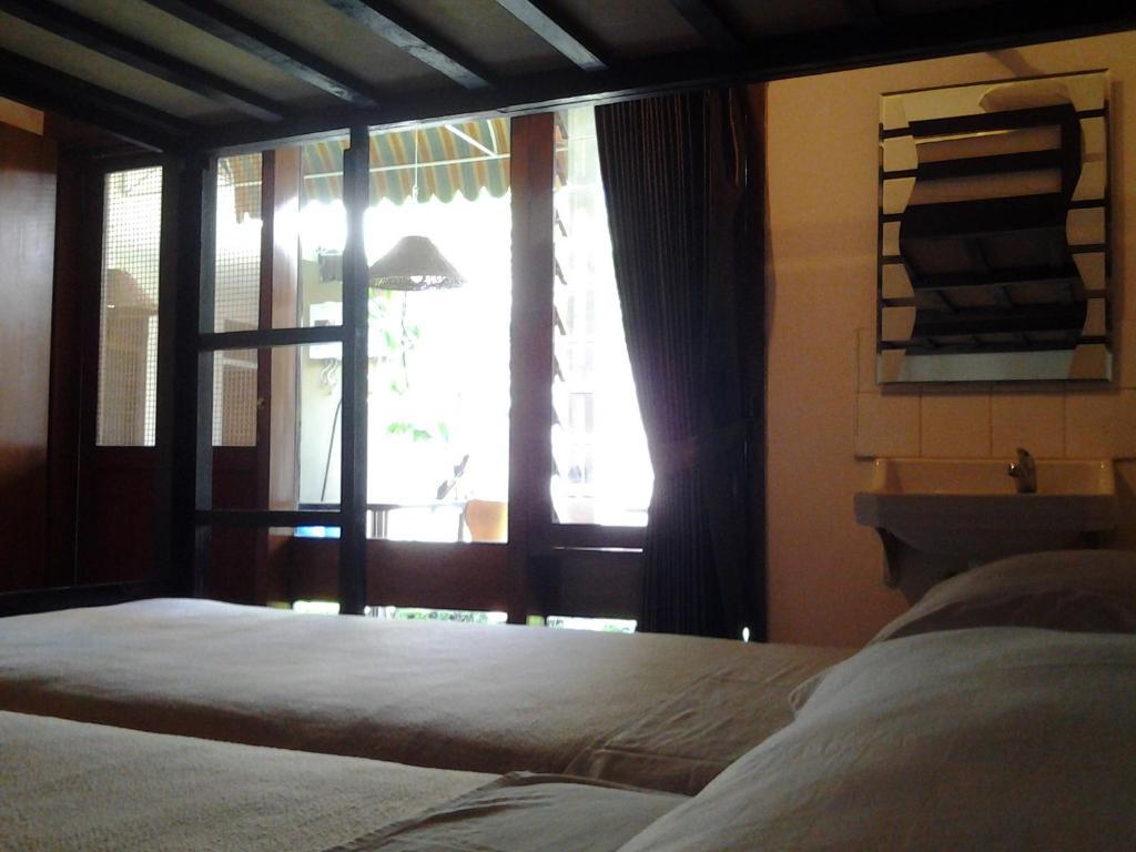Krowi Inn Surabaya Exteriör bild