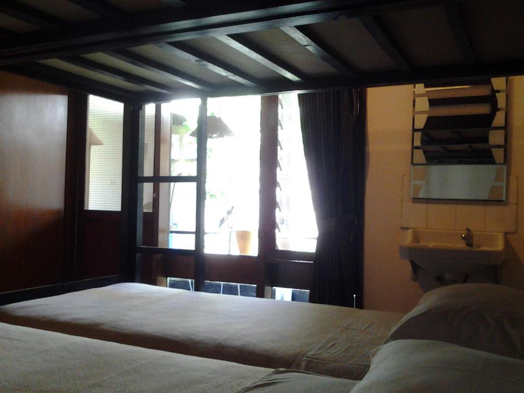 Krowi Inn Surabaya Exteriör bild