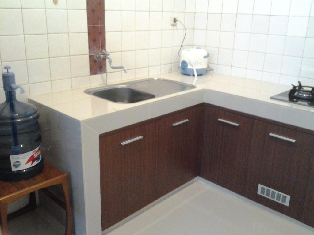 Krowi Inn Surabaya Exteriör bild