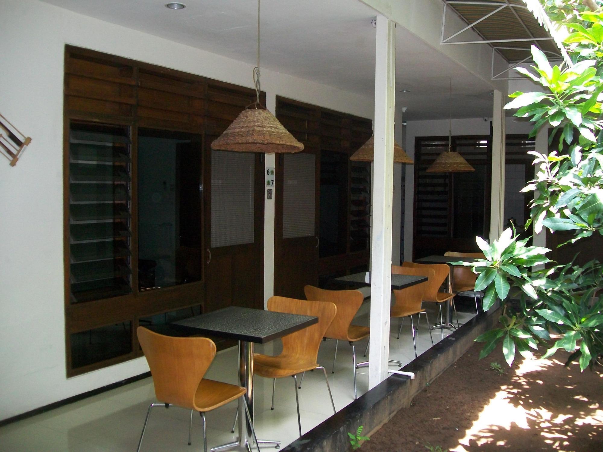 Krowi Inn Surabaya Exteriör bild