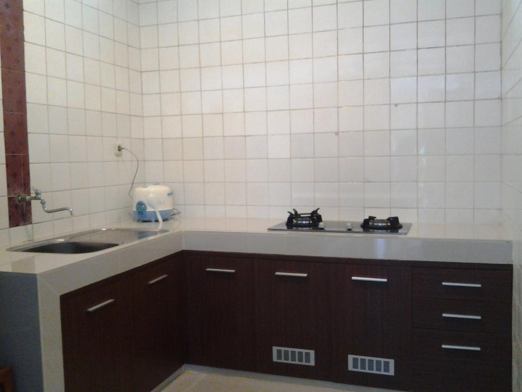Krowi Inn Surabaya Exteriör bild