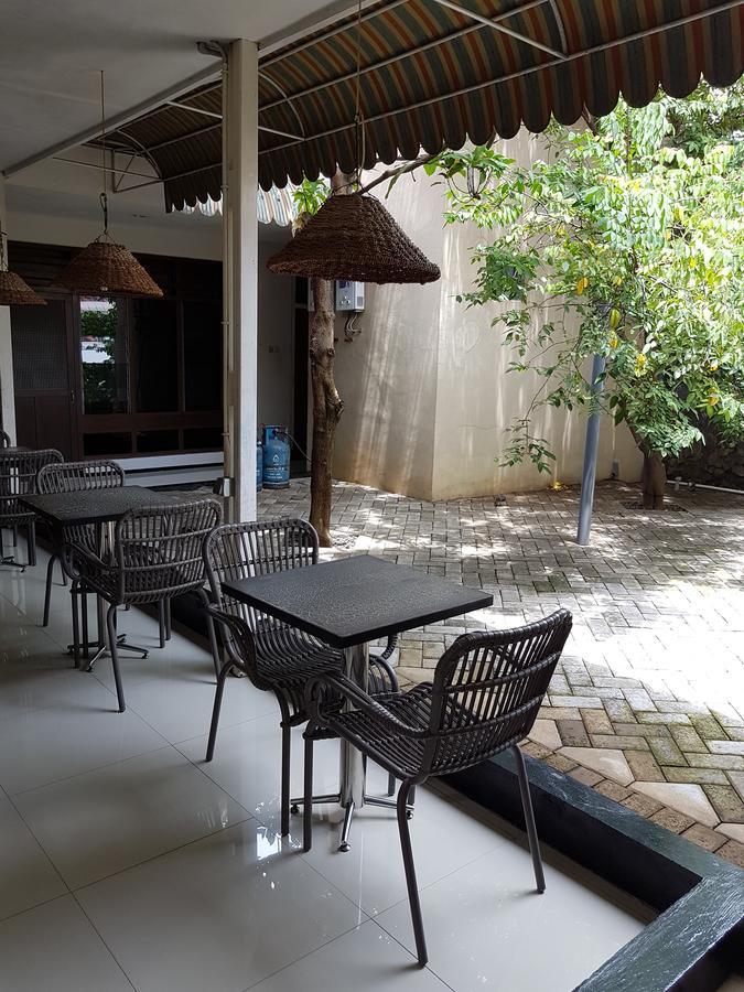 Krowi Inn Surabaya Exteriör bild