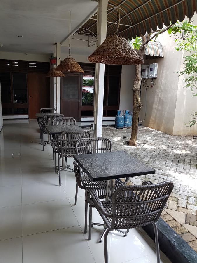 Krowi Inn Surabaya Exteriör bild