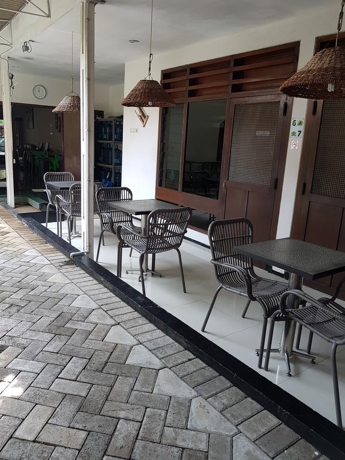 Krowi Inn Surabaya Exteriör bild