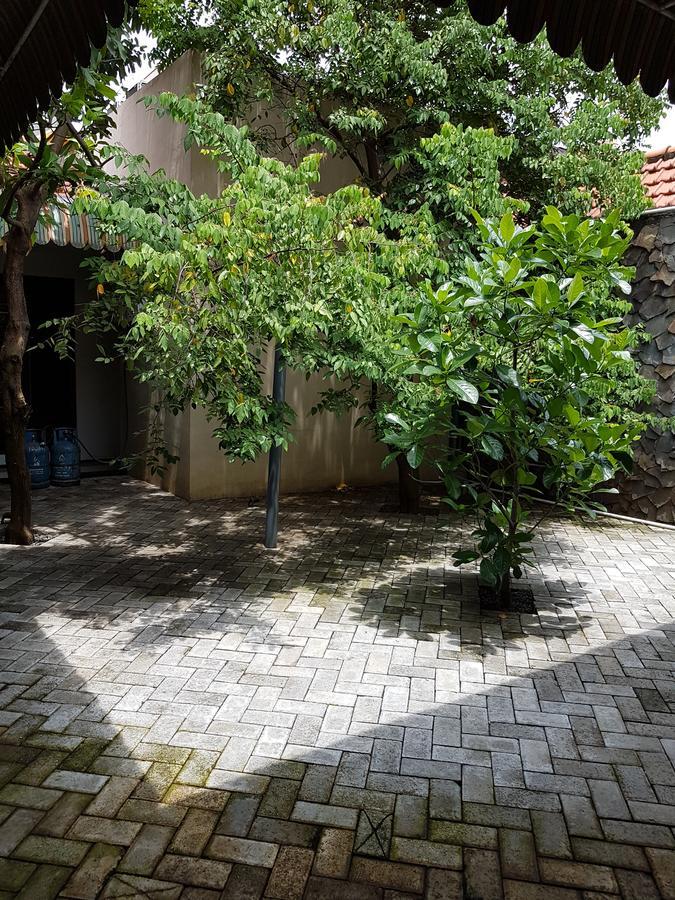 Krowi Inn Surabaya Exteriör bild