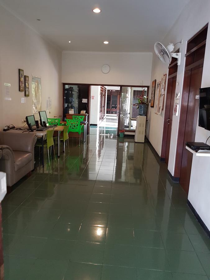 Krowi Inn Surabaya Exteriör bild