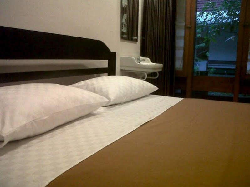 Krowi Inn Surabaya Exteriör bild