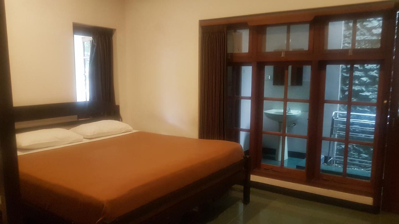 Krowi Inn Surabaya Exteriör bild