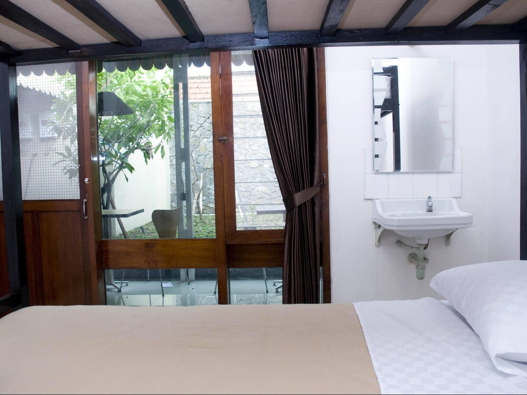 Krowi Inn Surabaya Exteriör bild